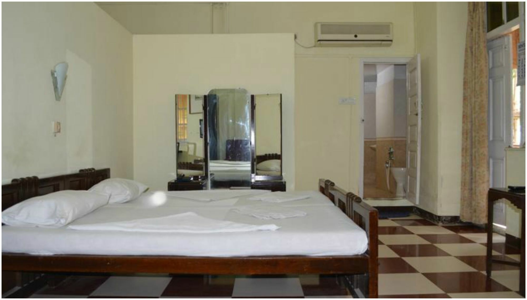 Bentleys Hotel Mumbai Luaran gambar