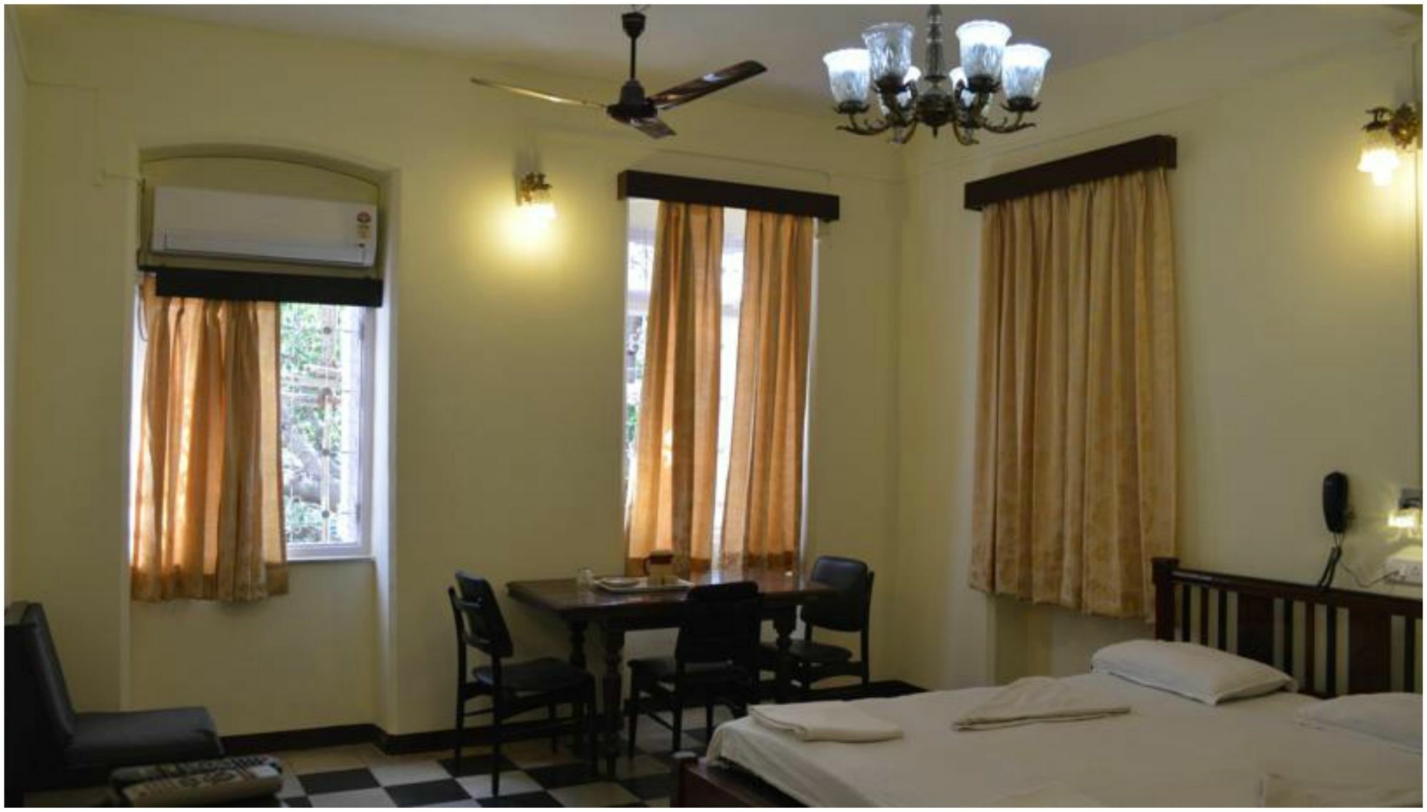 Bentleys Hotel Mumbai Luaran gambar
